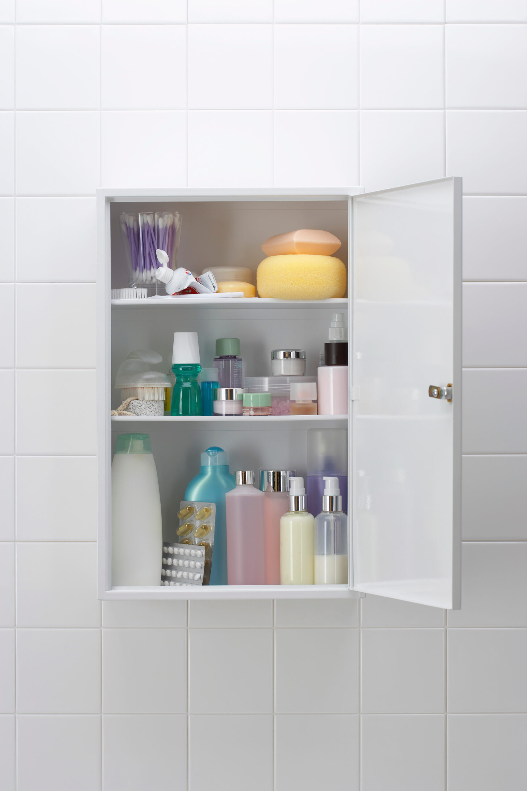 When considering how to choose a medicine cabinet for your bathroom, you need to think about what your bathroom needs. When it comes to bathroom organization, a medicine cabinet is a game-changer. Not only does it keep your essentials neatly tucked away, but it also adds style and functionality to your space. The medicine cabinets of today are quite different from what you may have seen in the past. Choosing the right medicine cabinet to serve your needs requires a delicate balance between form and function. In this blog, we’ll examine what to consider when shopping for medicine/mirrored cabinets for your bathroom.